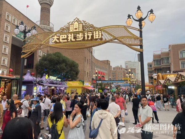 弘益配资 沿着高速看新疆丨火热“夜”态点亮丝路“会客厅”