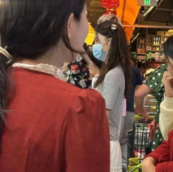 百进配资 34岁金晨三亚度假被偶遇，修身T搭小白裙女人味爆棚